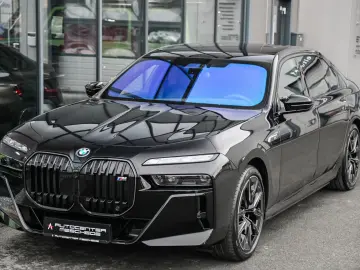 i7 M70 xDrive Executive Lounge  Theatre Screen