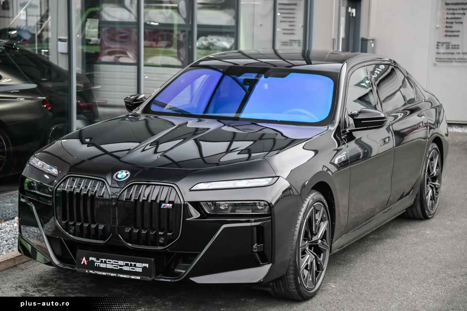 i7 M70 xDrive Executive Lounge  Theatre Screen