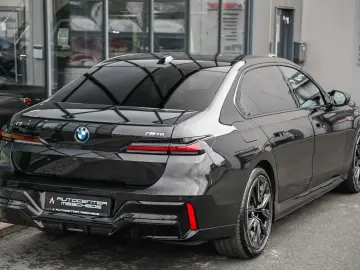 i7 M70 xDrive Executive Lounge  Theatre Screen