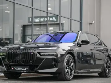 i7 M70 xDrive Executive Lounge  Theatre Screen