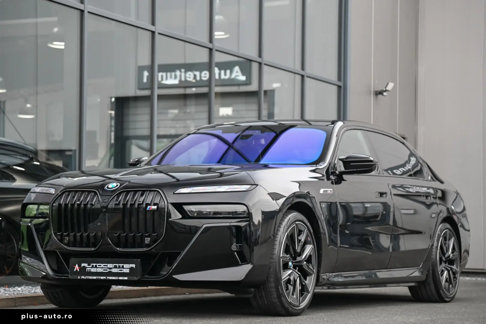 i7 M70 xDrive Executive Lounge  Theatre Screen