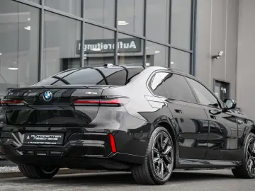 i7 M70 xDrive Executive Lounge  Theatre Screen