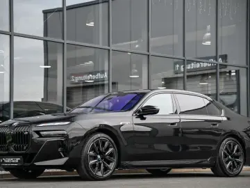 i7 M70 xDrive Executive Lounge  Theatre Screen