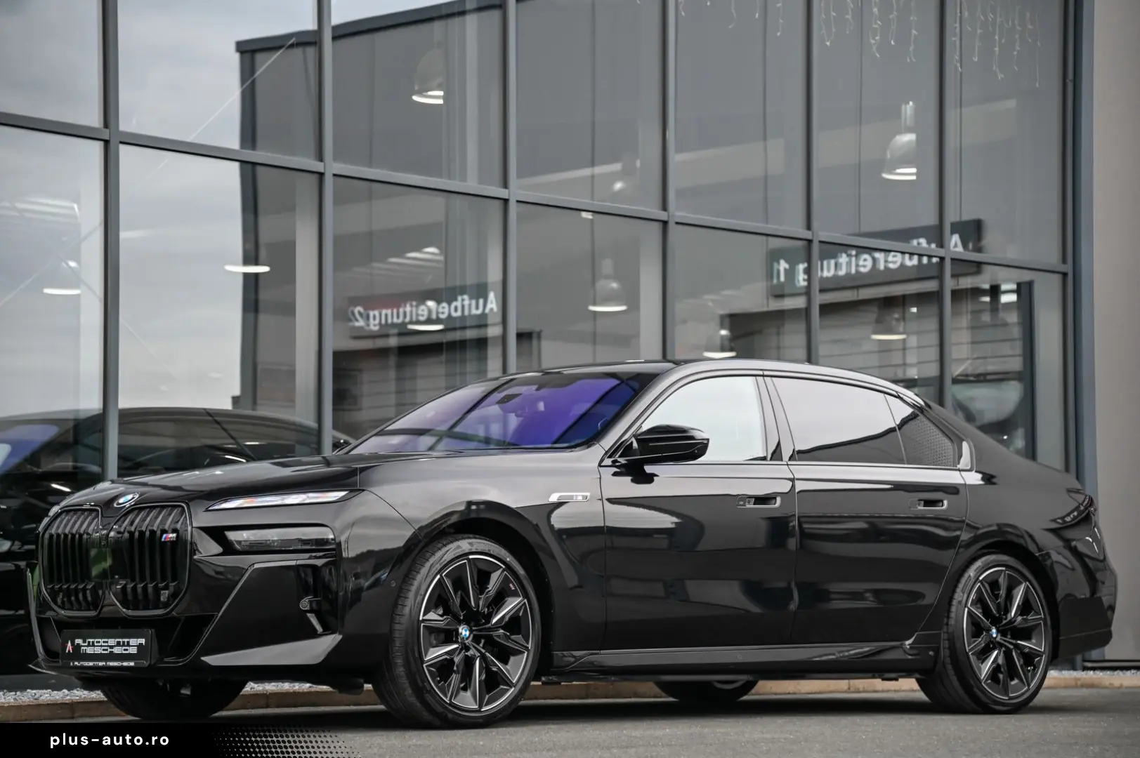 i7 M70 xDrive Executive Lounge  Theatre Screen