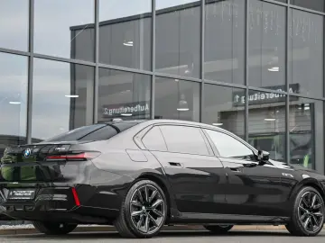 i7 M70 xDrive Executive Lounge  Theatre Screen