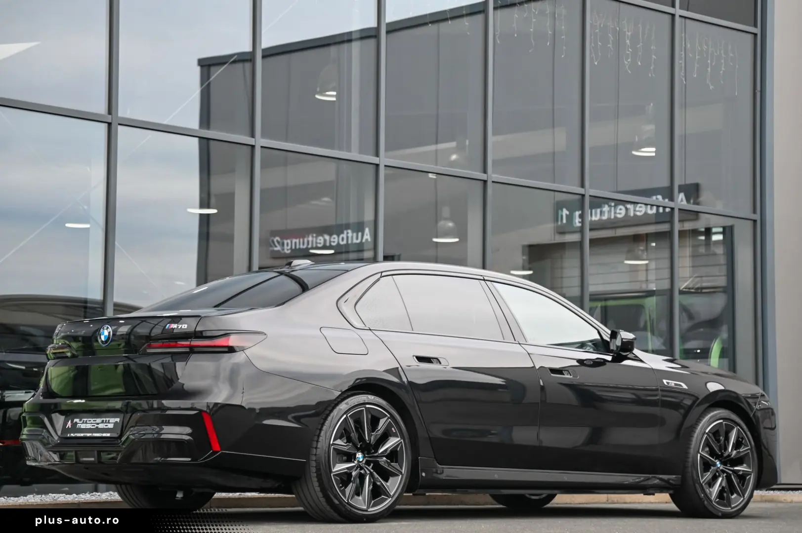 i7 M70 xDrive Executive Lounge  Theatre Screen