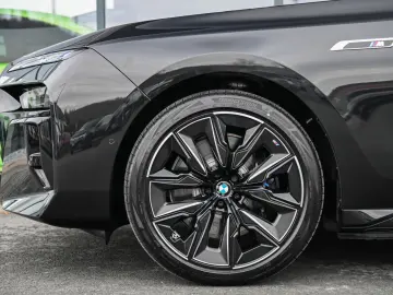 i7 M70 xDrive Executive Lounge  Theatre Screen