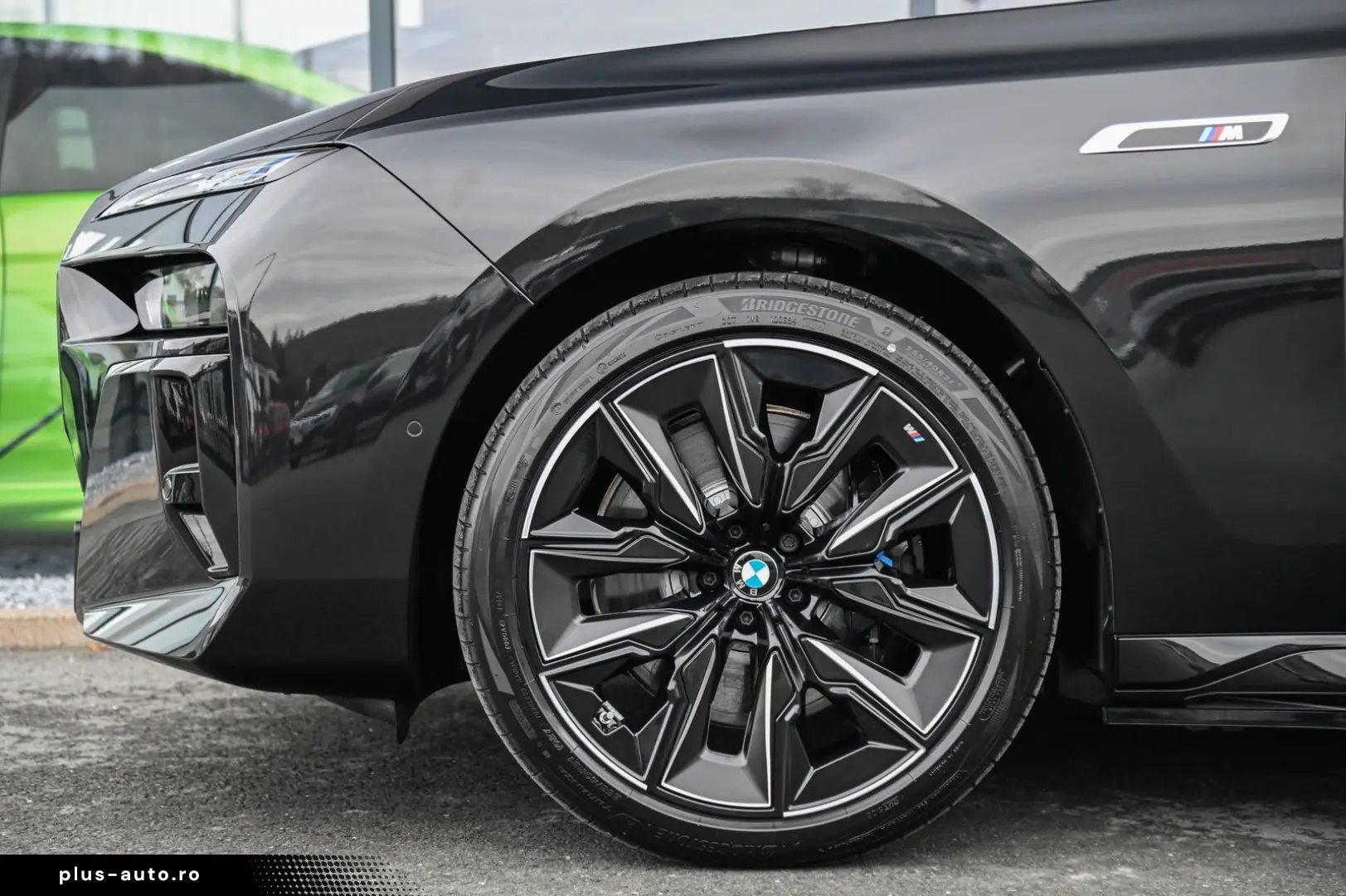 i7 M70 xDrive Executive Lounge  Theatre Screen