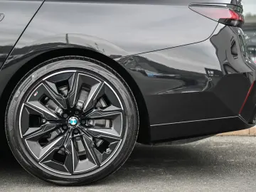 i7 M70 xDrive Executive Lounge  Theatre Screen