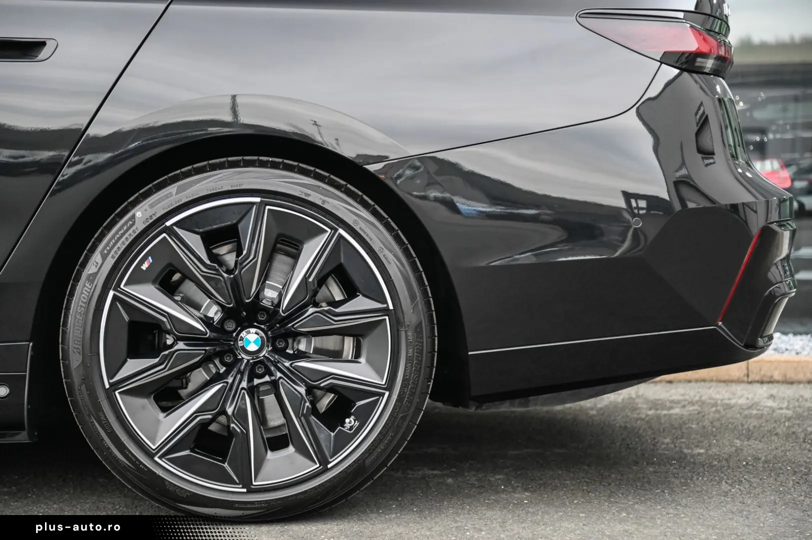 i7 M70 xDrive Executive Lounge  Theatre Screen