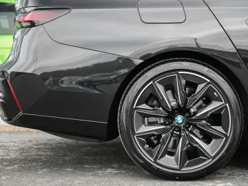 i7 M70 xDrive Executive Lounge  Theatre Screen