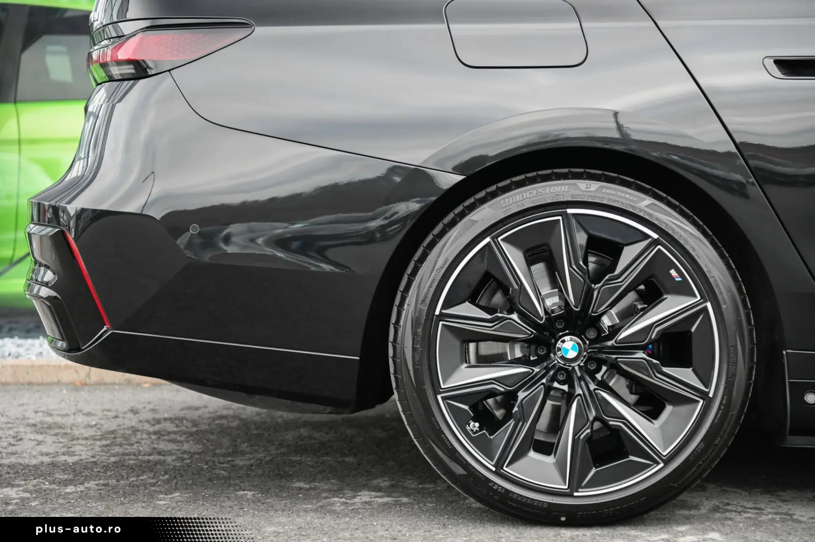 i7 M70 xDrive Executive Lounge  Theatre Screen