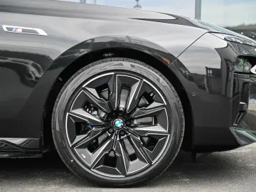 i7 M70 xDrive Executive Lounge  Theatre Screen