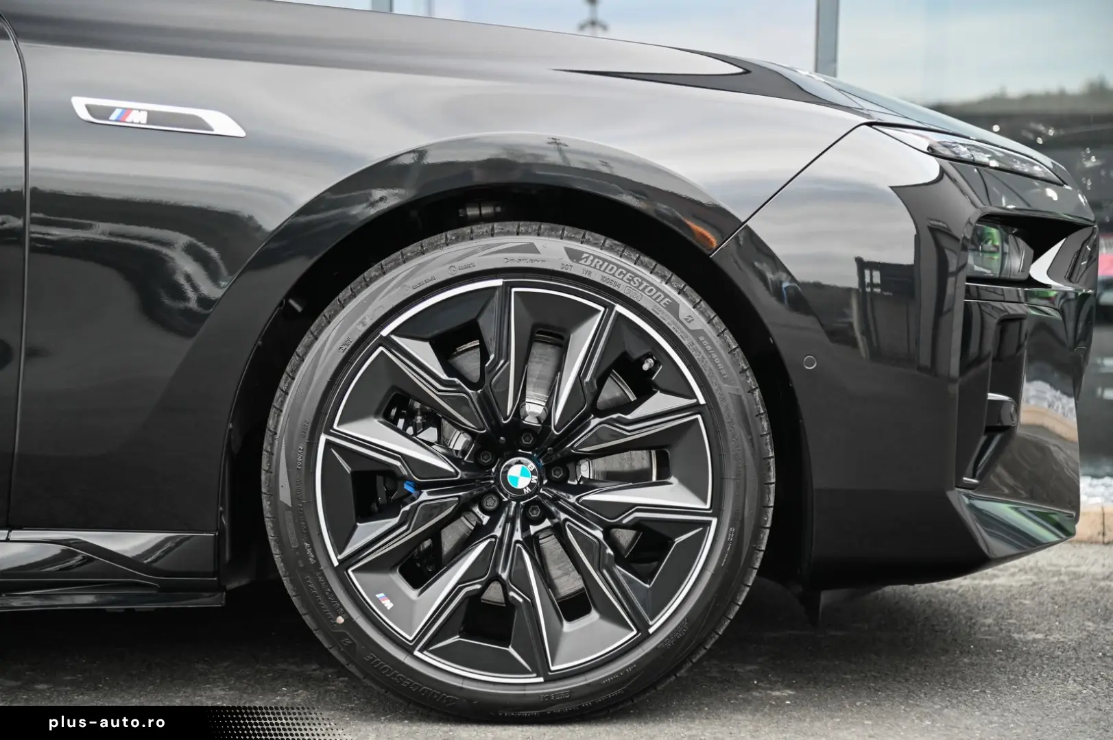 i7 M70 xDrive Executive Lounge  Theatre Screen