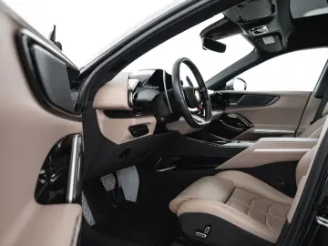 Purosangue V12 DCT 4WD