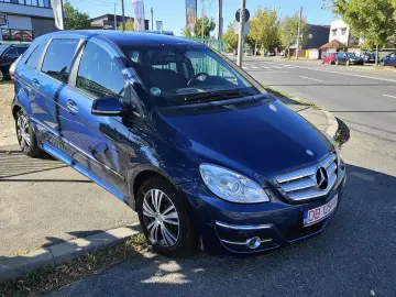 MERCEDES-BENZ B180