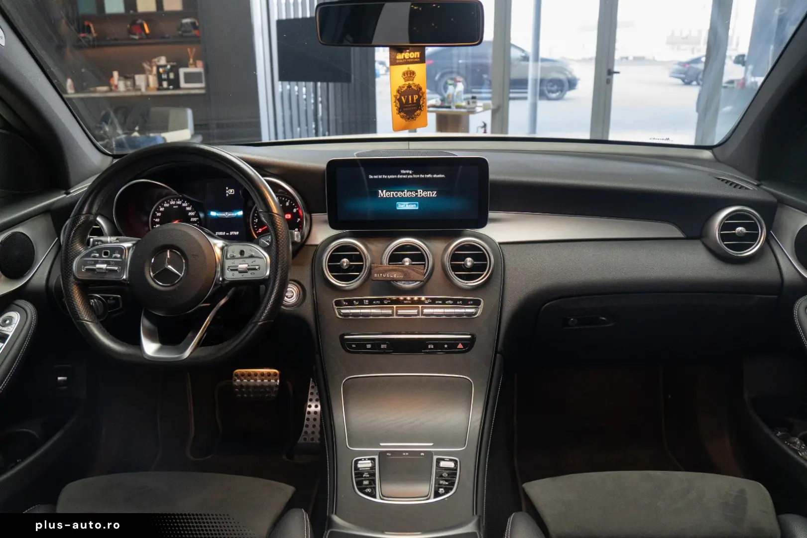 MERCEDES-BENZ GLC 200 4MATIC COUPE TRAPA  AMG LINE STOC