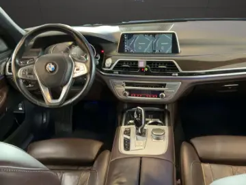 BMW Seria 7 740e L xDrive