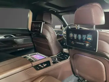 BMW Seria 7 740e L xDrive