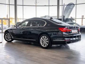 BMW Seria 7 740e L xDrive