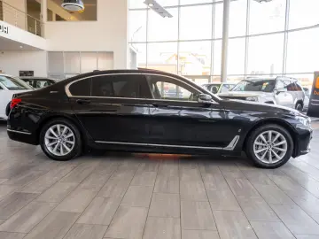 BMW Seria 7 740e L xDrive