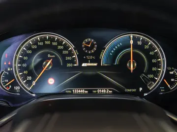 BMW Seria 7 740e L xDrive