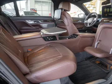 BMW Seria 7 740e L xDrive