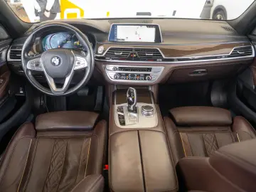 BMW Seria 7 740e L xDrive
