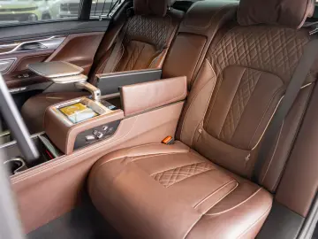 BMW Seria 7 740e L xDrive