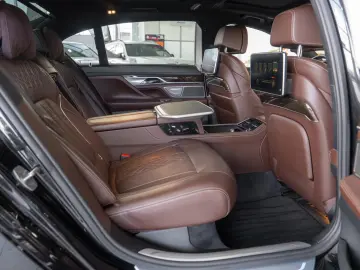 BMW Seria 7 740e L xDrive