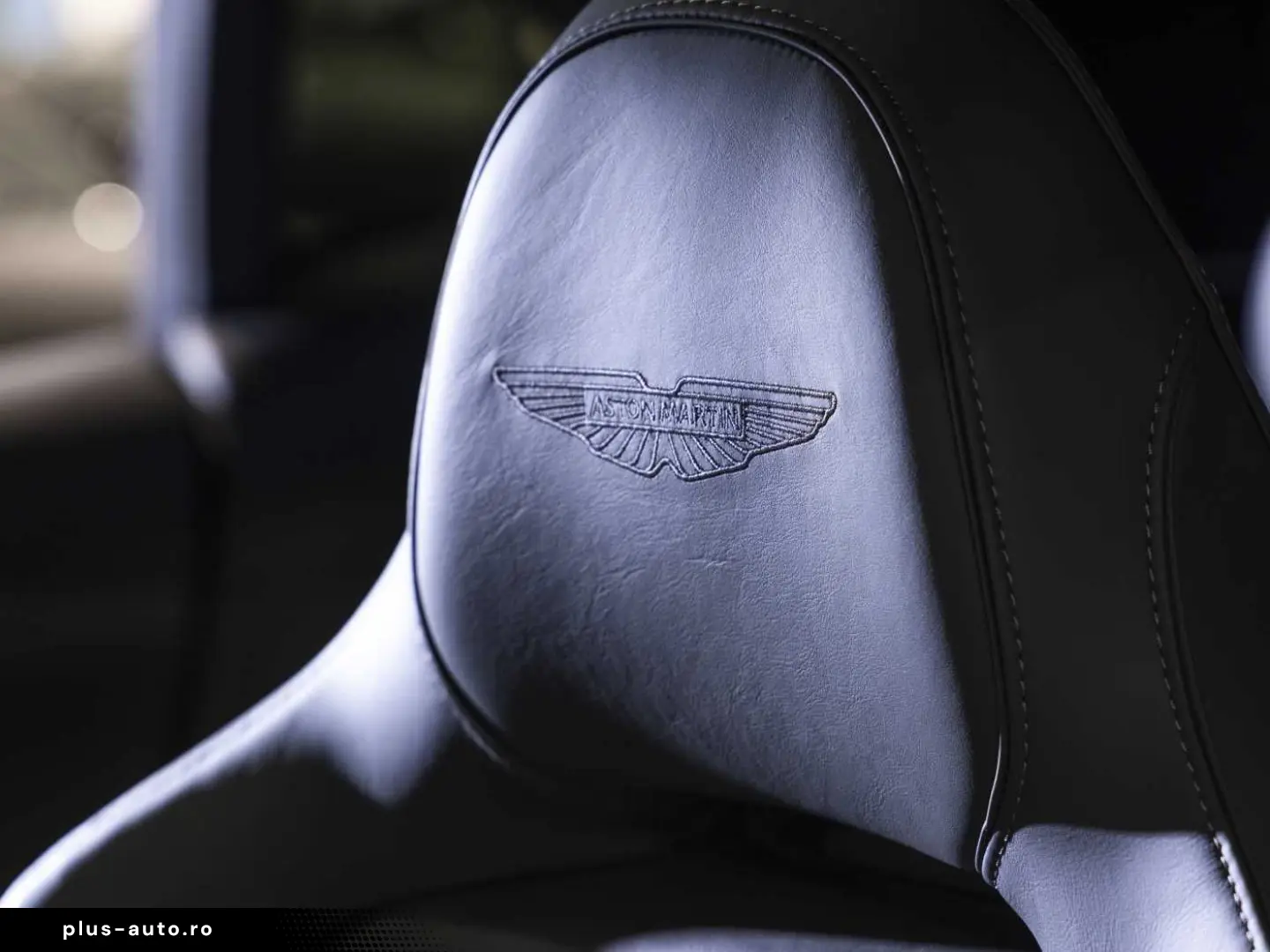 ASTON MARTIN DBX 707 -Lightning Silver-