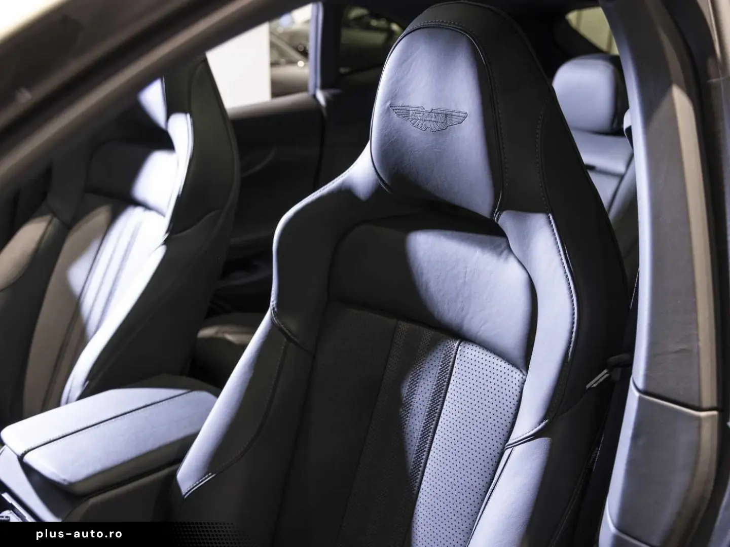 ASTON MARTIN DBX 707 -Lightning Silver-