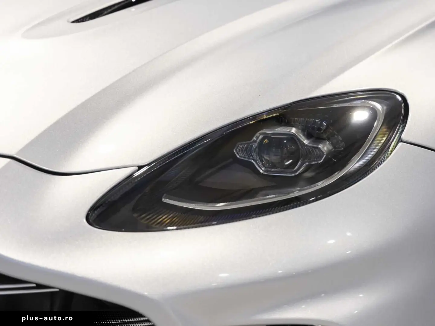 ASTON MARTIN DBX 707 -Lightning Silver-