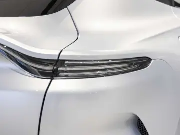 ASTON MARTIN DBX 707 -Lightning Silver-