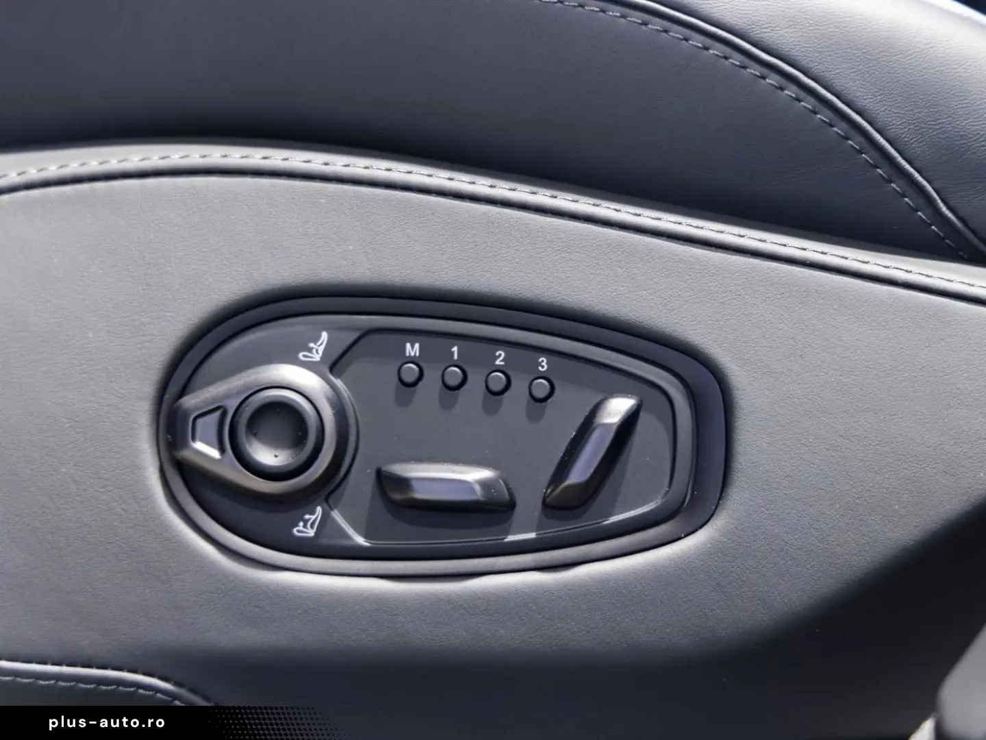 ASTON MARTIN DBX 707 -Lightning Silver-