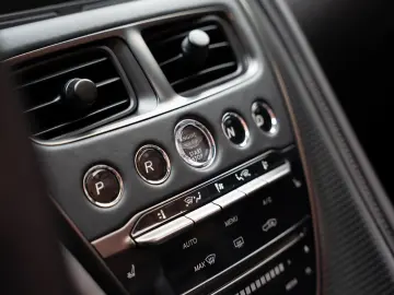 ASTON MARTIN DBS770 Ultimate Volante   Carbon Fibre Seats