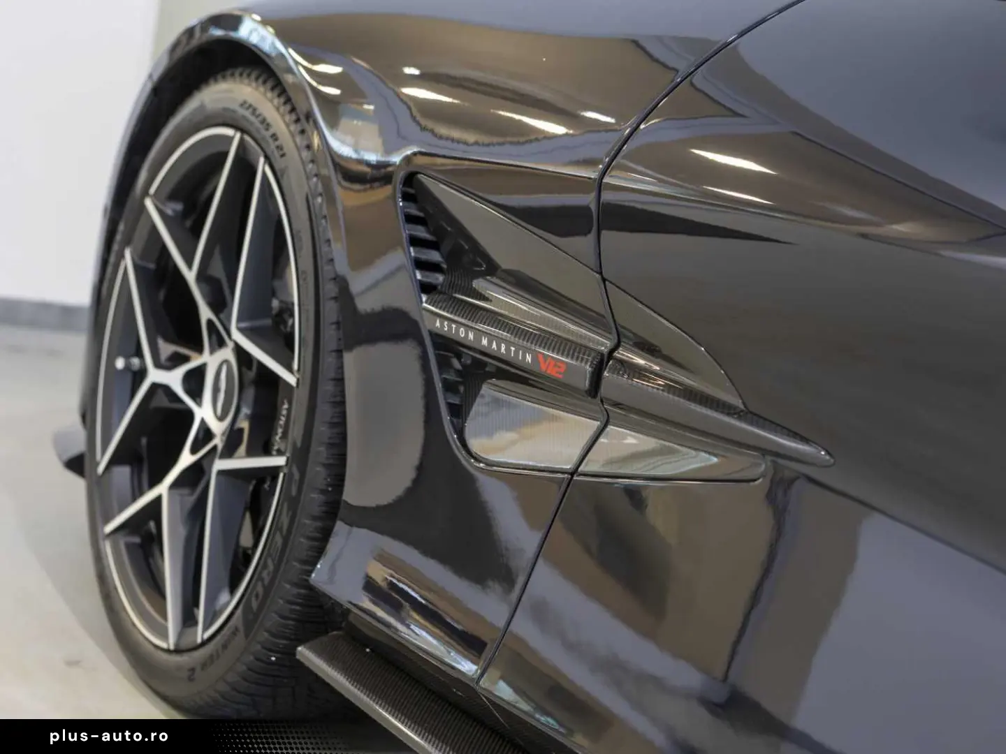 ASTON MARTIN V12 Vanquish -Ultramarine Black-