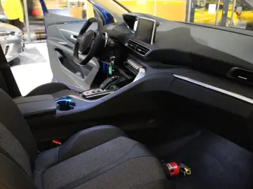 PEUGEOT 3008 Allure 1.5D NAVI LED SHZ PDC T-LEDER TEMPO