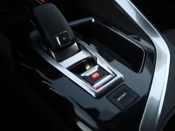 PEUGEOT 3008 Allure 1.5D NAVI LED SHZ PDC T-LEDER TEMPO