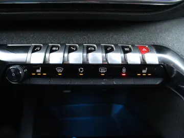 PEUGEOT 3008 Allure 1.5D NAVI LED SHZ PDC T-LEDER TEMPO