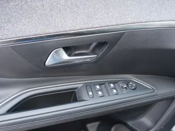 PEUGEOT 5008 Allure 1.5 Blue HDI -Einparkhilfe -7 Sitzer