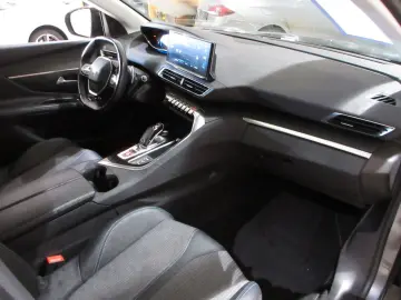 PEUGEOT 5008 Allure 1.5D LED NAVI R´CAM PDC 7-SITZ