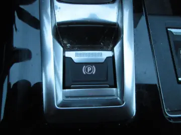 PEUGEOT 5008 Allure 1.5D LED NAVI R´CAM PDC 7-SITZ