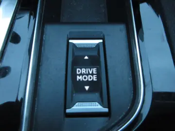 PEUGEOT 5008 Allure 1.5D LED NAVI R´CAM PDC 7-SITZ