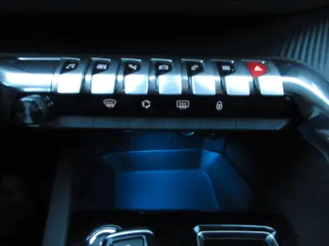 PEUGEOT 5008 Allure 1.5D LED NAVI R´CAM PDC 7-SITZ