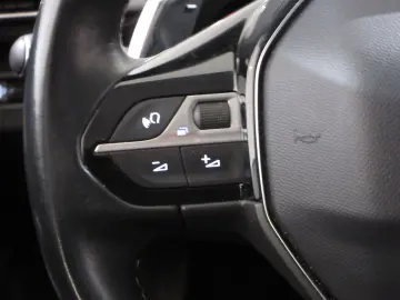 PEUGEOT 5008 Allure 1.5D LED NAVI R´CAM PDC 7-SITZ