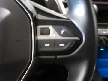 PEUGEOT 5008 Allure 1.5D LED NAVI R´CAM PDC 7-SITZ