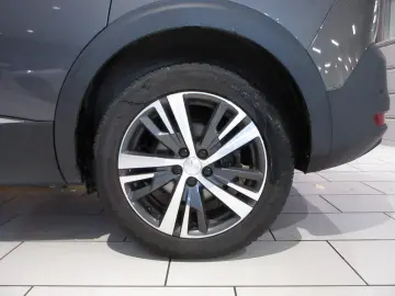 PEUGEOT 5008 Allure 1.5D LED NAVI R´CAM PDC 7-SITZ