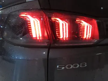 PEUGEOT 5008 Allure 1.5D LED NAVI R´CAM PDC 7-SITZ