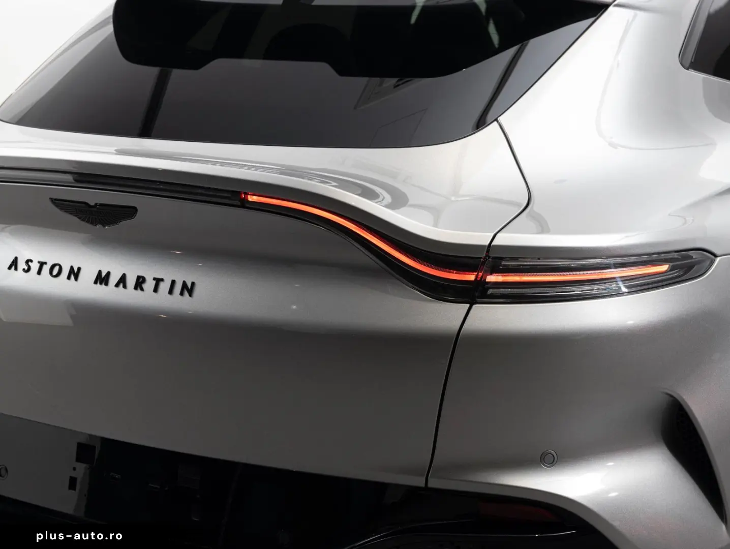 ASTON MARTIN DBX707  25MY  B&W